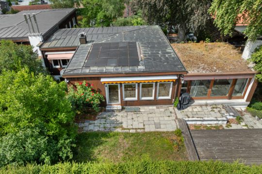 Charmantes Einfamilienhaus in Pöcking mit Pool, Doppelgarage und idyllischem Garten Charmantes Einfamilienhaus in Pöcking mit Pool, Doppelgarage und idyllischem Garten