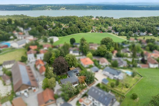 Charmantes Einfamilienhaus in Pöcking mit Pool, Doppelgarage und idyllischem Garten Charmantes Einfamilienhaus in Pöcking mit Pool, Doppelgarage und idyllischem Garten