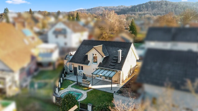 Freistehendes, neuwertiges EFH mit großer Garage, zwei Terrassen und Garten in Allmersbach