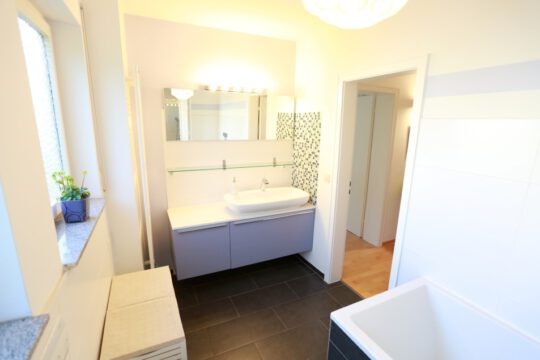 Großzügige und helle 5-Zimmer-Wohnung mit Balkon, Sauna und Hobbyraum in bester Lage von Degerloch