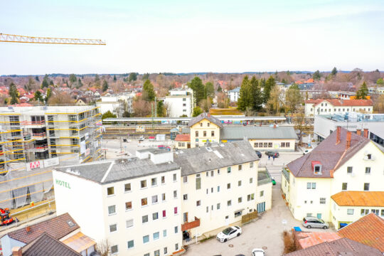 Investitionsmöglichkeit in Gauting: Wohn- und Geschäftshaus mit Hotel und Entwicklungspotenzial
