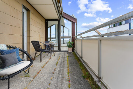 Moderne und lichtdurchflutete 3,5 Zimmer-Penthouse-Wohnung mit Terrasse in Filderstadt-Bernhausen
