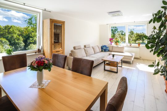 Großzügige 3,5 Zi.-Wohnung in Ortsrandlage mit sonnigem Balkon und Blick in Grüne Großzügige 3,5 Zi.-Wohnung in Ortsrandlage mit sonnigem Balkon und Blick in Grüne