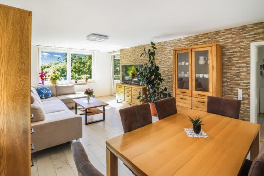 Großzügige 3,5 Zi.-Wohnung in Ortsrandlage mit sonnigem Balkon und Blick in Grüne Großzügige 3,5 Zi.-Wohnung in Ortsrandlage mit sonnigem Balkon und Blick in Grüne