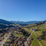Naturnah wohnen mit Bergblick – Großzügige Wohnung mit Terrasse, Stellplatz und extra Gästezimmer