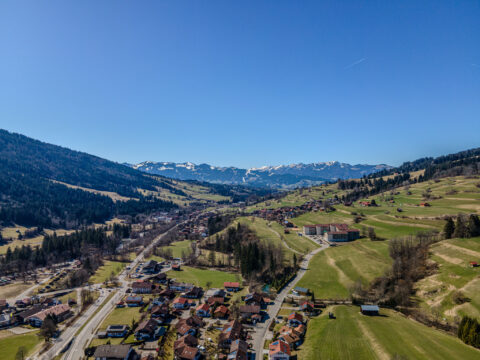 Naturnah wohnen mit Bergblick – Großzügige Wohnung mit Terrasse, Stellplatz und extra Gästezimmer
