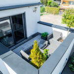 Design, Raum und Flexibilität – eine moderne Bauhausvilla mit Pool für alle Lebensphasen