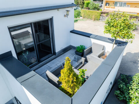 Design, Raum und Flexibilität – eine moderne Bauhausvilla mit Pool für alle Lebensphasen