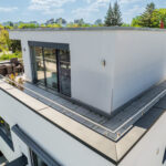 Design, Raum und Flexibilität – eine moderne Bauhausvilla mit Pool für alle Lebensphasen