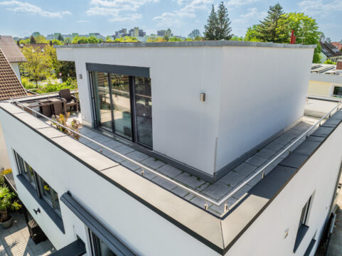 Design, Raum und Flexibilität – eine moderne Bauhausvilla mit Pool für alle Lebensphasen