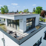 Design, Raum und Flexibilität – eine moderne Bauhausvilla mit Pool für alle Lebensphasen