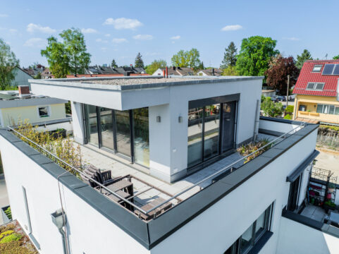 Design, Raum und Flexibilität – eine moderne Bauhausvilla mit Pool für alle Lebensphasen