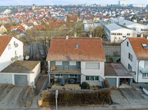 Solide Kapitalanlage: Vermietetes MFH mit 2 Garagen und Stellplatz in zentraler Lage