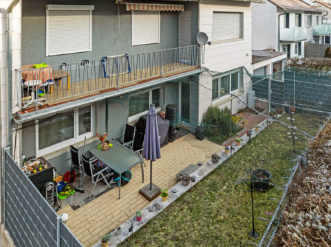 Solide Kapitalanlage: Vermietetes MFH mit 2 Garagen und Stellplatz in zentraler Lage