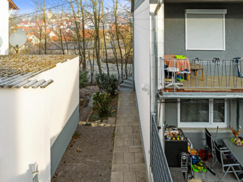 Solide Kapitalanlage: Vermietetes MFH mit 2 Garagen und Stellplatz in zentraler Lage