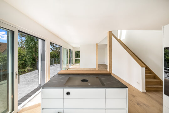 Bieterverfahren: Erstbezug! Exklusives und luxuriöses EFH mit ca. 1950 m² Grundstück in Gniebel