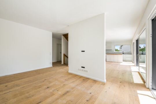 Bieterverfahren: Erstbezug! Exklusives und luxuriöses EFH mit ca. 1950 m² Grundstück in Gniebel