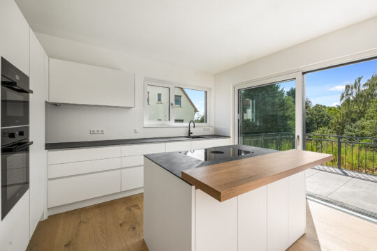 Bieterverfahren: Erstbezug! Exklusives und luxuriöses EFH mit ca. 1950 m² Grundstück in Gniebel