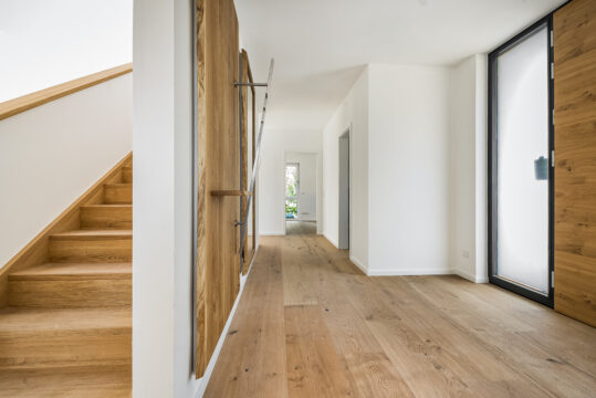 Bieterverfahren: Erstbezug! Exklusives und luxuriöses EFH mit ca. 1950 m² Grundstück in Gniebel