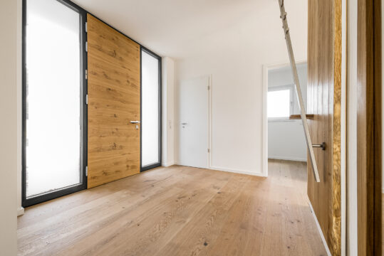 Bieterverfahren: Erstbezug! Exklusives und luxuriöses EFH mit ca. 1950 m² Grundstück in Gniebel