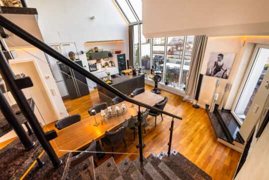 Luxuriöse Atelier Wohnung mit Penthouse-Charakter und zwei Dachterrassen im Zentrum von München
