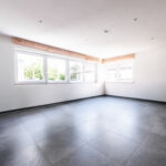Design, Raum und Flexibilität – eine moderne Bauhausvilla mit Pool für alle Lebensphasen