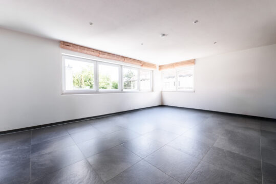 Design, Raum und Flexibilität – eine moderne Bauhausvilla mit Pool für alle Lebensphasen