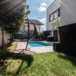 Design, Raum und Flexibilität – eine moderne Bauhausvilla mit Pool für alle Lebensphasen Design, Raum und Flexibilität – eine moderne Bauhausvilla mit Pool für alle Lebensphasen