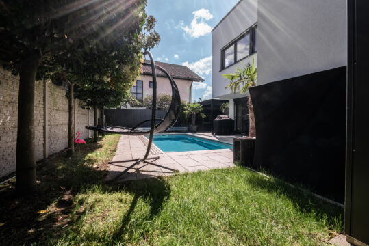 Design, Raum und Flexibilität – eine moderne Bauhausvilla mit Pool für alle Lebensphasen Design, Raum und Flexibilität – eine moderne Bauhausvilla mit Pool für alle Lebensphasen