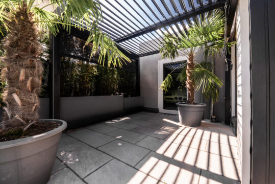 Design, Raum und Flexibilität – eine moderne Bauhausvilla mit Pool für alle Lebensphasen Design, Raum und Flexibilität – eine moderne Bauhausvilla mit Pool für alle Lebensphasen