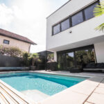 Design, Raum und Flexibilität – eine moderne Bauhausvilla mit Pool für alle Lebensphasen