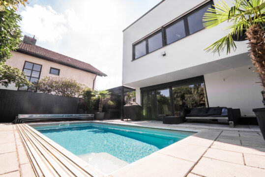 Design, Raum und Flexibilität – eine moderne Bauhausvilla mit Pool für alle Lebensphasen