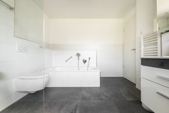 Design, Raum und Flexibilität – eine moderne Bauhausvilla mit Pool für alle Lebensphasen