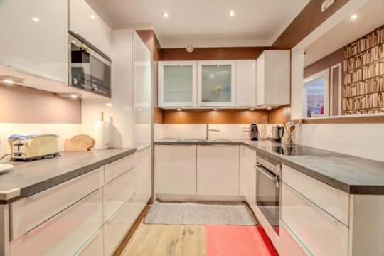 Luxuriöse 4-Zimmer Wohnung mit TG-Stellplatz und Aufzug direkt in die Wohnung im Zentrum vom München