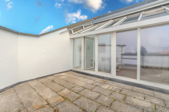 Eleganz auf zwei Ebenen – schöne Maisonette-Wohnung mit Dachterrasse, Loggia und TG-Stellplatz