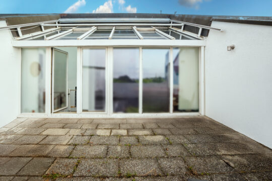 Eleganz auf zwei Ebenen – schöne Maisonette-Wohnung mit Dachterrasse, Loggia und TG-Stellplatz