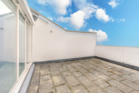 Eleganz auf zwei Ebenen – schöne Maisonette-Wohnung mit Dachterrasse, Loggia und TG-Stellplatz