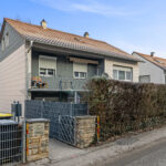 Solide Kapitalanlage: Vermietetes MFH mit 2 Garagen und Stellplatz in zentraler Lage