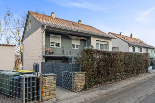 Solide Kapitalanlage: Vermietetes MFH mit 2 Garagen und Stellplatz in zentraler Lage