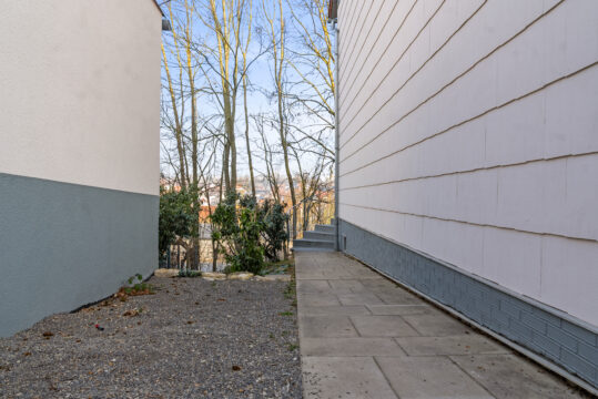 Solide Kapitalanlage: Vermietetes MFH mit 2 Garagen und Stellplatz in zentraler Lage