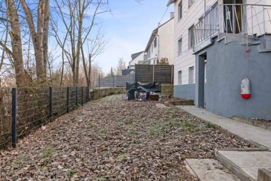 Solide Kapitalanlage: Vermietetes MFH mit 2 Garagen und Stellplatz in zentraler Lage