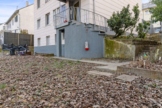 Solide Kapitalanlage: Vermietetes MFH mit 2 Garagen und Stellplatz in zentraler Lage