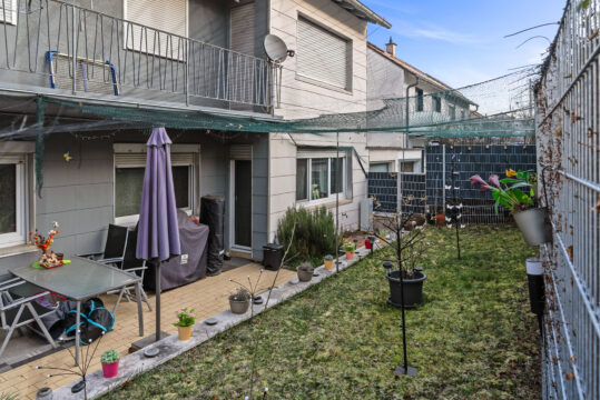 Solide Kapitalanlage: Vermietetes MFH mit 2 Garagen und Stellplatz in zentraler Lage