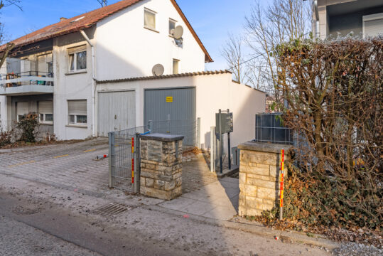 Solide Kapitalanlage: Vermietetes MFH mit 2 Garagen und Stellplatz in zentraler Lage