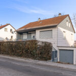 Solide Kapitalanlage: Vermietetes MFH mit 2 Garagen und Stellplatz in zentraler Lage