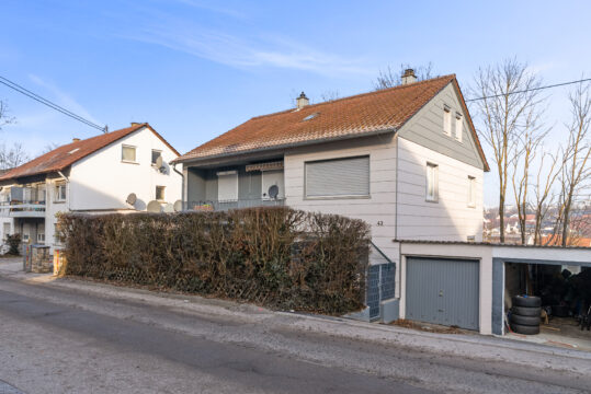 Solide Kapitalanlage: Vermietetes MFH mit 2 Garagen und Stellplatz in zentraler Lage