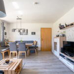 Charmante 2-Zimmer-Wohnung mit Stellplatz, Gartenblick und Bergpanorama