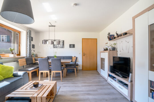 Charmante 2-Zimmer-Wohnung mit Stellplatz, Gartenblick und Bergpanorama