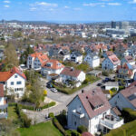Gepflegte Zwei-Zimmer-Wohnung mit Einbauküche und ausgebautem Dachstuhl in Stuttgart-Rohr