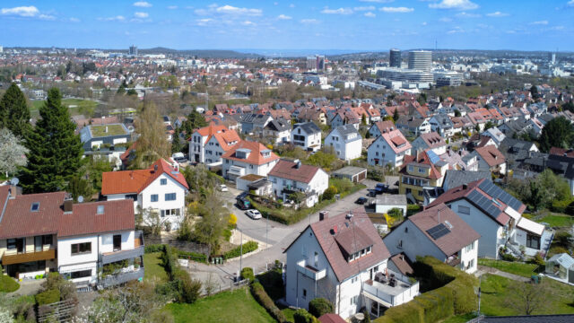 Gepflegte Zwei-Zimmer-Wohnung mit Einbauküche und ausgebautem Dachstuhl in Stuttgart-Rohr